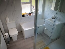 Captivating House in Aberdare Sleeps 6 Near Brecon