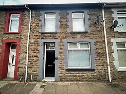 Captivating House in Aberdare Sleeps 6 Near Brecon