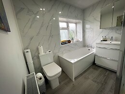 Captivating House in Aberdare Sleeps 6 Near Brecon