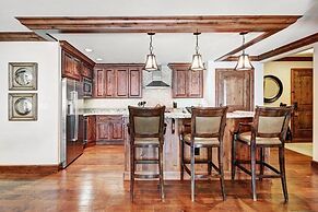 Ritz Carlton Vail #200 3 Bedroom Condo by RedAwning
