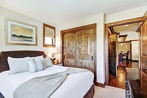 Ritz Carlton Vail #200 3 Bedroom Condo by RedAwning