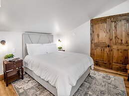 Vantage Point Condo 502