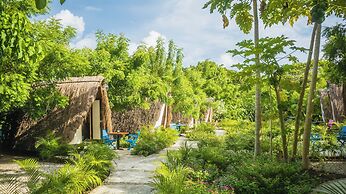 AMALIFE Beach Club & Hotel