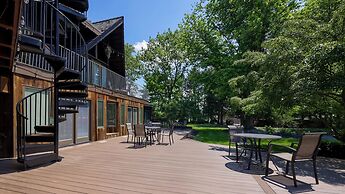 Twin Pine Manor Bed & Breakfast