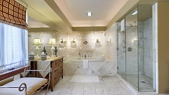 Twin Pine Manor Bed & Breakfast