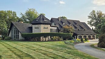 Twin Pine Manor Bed & Breakfast