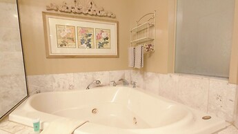 Twin Pine Manor Bed & Breakfast