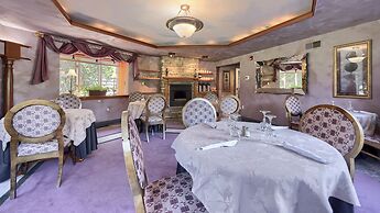 Twin Pine Manor Bed & Breakfast