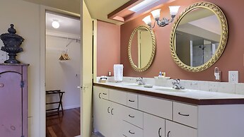 Twin Pine Manor Bed & Breakfast