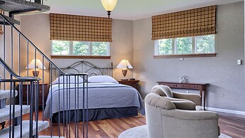 Twin Pine Manor Bed & Breakfast