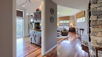 Twin Pine Manor Bed & Breakfast