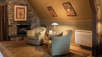 Twin Pine Manor Bed & Breakfast