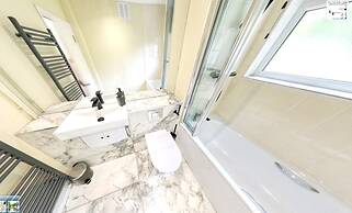 Charming 2-bed House in London