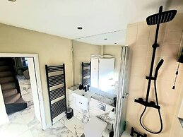 Charming 2-bed House in London