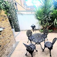 Charming 2-bed House in London