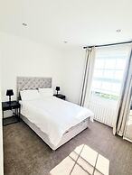 Charming 2-bed House in London