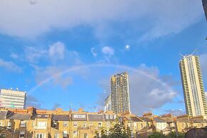 Charming 2-bed House in London