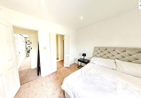 Charming 2-bed House in London