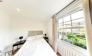 Charming 2-bed House in London