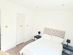 Charming 2-bed House in London