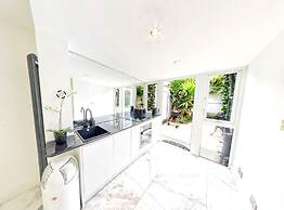 Charming 2-bed House in London