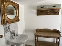 Unique off Grid Tree-house Stay in oak Woodland