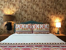 Dame Fortune's Cottage Court