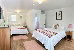 Dame Fortune's Cottage Court