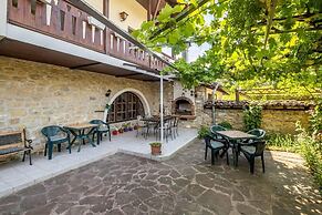 Lovely 5-bed Authentic House in the Arbanasi