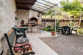 Lovely 5-bed Authentic House in the Arbanasi
