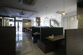 Victoria Hotel, a NuVe Group Collection
