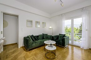 Lush Emerald apt in the heart of Athens