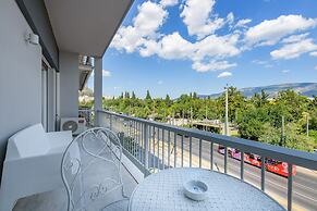 Lush Emerald apt in the heart of Athens