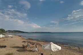 Maritinas Stone House & Apartment On The Beach