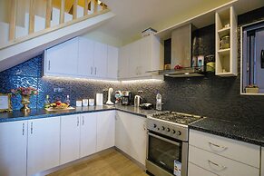 Maritinas Stone House & Apartment On The Beach
