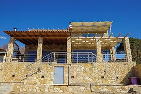 Maritinas Stone House & Apartment On The Beach