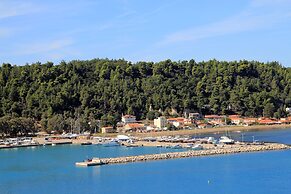 Maritinas Stone House & Apartment On The Beach