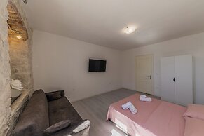 A1 - Spacious apt on the Seafront With Terrace