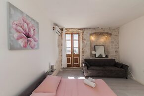 A1 - Spacious apt on the Seafront With Terrace