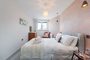 Spacious Fulham Apartment Close to the River by Underthedoormat