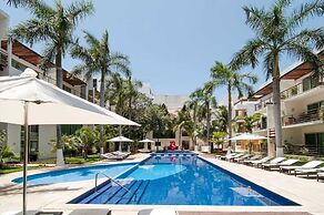 LUXURY CONDO STEPS FROM 5th AV & BEACH