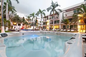 LUXURY CONDO STEPS FROM 5th AV & BEACH