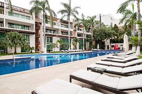 LUXURY CONDO STEPS FROM 5th AV & BEACH