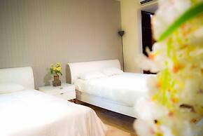 LUXURY CONDO STEPS FROM 5th AV & BEACH