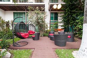 LUXURY CONDO STEPS FROM 5th AV & BEACH