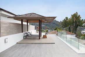 Miami-Style 2BR Pool Villa Janine Kamala