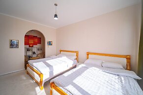 Eagle Town Service Apartment