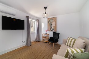 Modern Lisbon Apartments by SoulPlaces