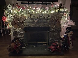 Twin Ponds Retreats 4 Bedroom Retreat by RedAwning