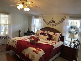 Twin Ponds Retreats 4 Bedroom Retreat by RedAwning